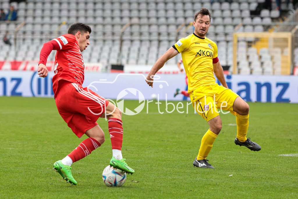 FC Bayern Amateure - FC Wuerzburger Kickers | Grant-Leon RANOS (FCB #7) im Duell mit Peter KUZRWEG (FWK #16)