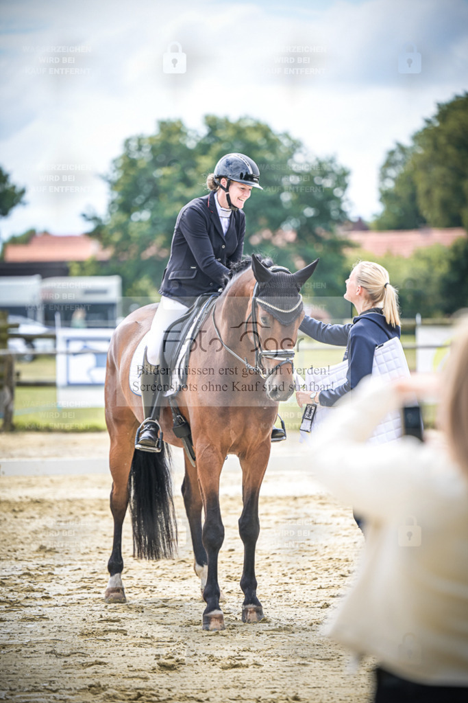 DOS_9906 | Entdecke hochwertige Reitturnierfotos von Foto Oger. Professionell, emotional und authentisch – jetzt Lieblingsmomente im Shop bestellen. - Realisiert mit Pictrs.com