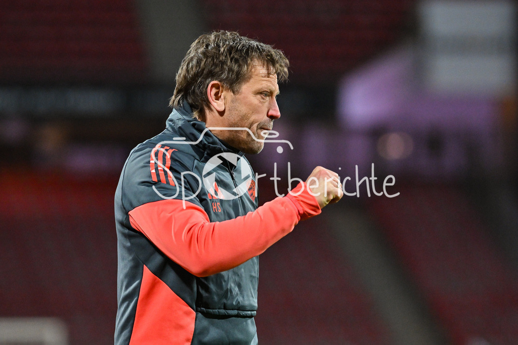 1. FC Nürnberg II - FC Bayern Amateure | NÜRNBERG, GERMANY - 21. APRIL: im Bild Holger SEITZ Cheftrainer FC Bayern München II während dem Match zwischen dem 1. FC Nürnberg II und den Amateuren des FC Bayern am 30. Spieltag der Regionalliga Bayern im Max-Morlock Stadion