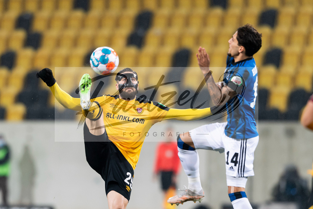 SGDHSV20220114_016 | Fussball, Herren: Brandon Borrello (SG Dynamo Dresden) und Ludovit Reis (Hamburger SV) im Zweikampf bei dem Spiel der 2. Bundesliga zwischen SG Dynamo Dresden und Hamburger SV im Rudolf-Harbig-Stadion am 14.01.2022 in Dresden, Deutschland.DFB / DFL REGULATIONS PROHIBIT ANY USE OF PHOTOGRAPHS AS IMAGE SEQUENCES AND/OR QUASI-VIDEO. - Realisiert mit Pictrs.com