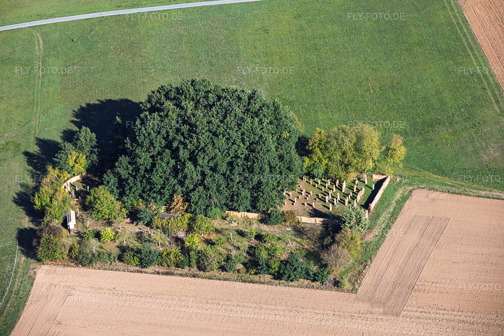 Luftbild: Jüdischer Friedhof Sickenhofen im Ortsteil Sickenhofen in Babenhausen im Bundesland Hessen in Deutschland. – Foto: IMG_159325.jpg vom 22.09.2026 durch Werner Riehm/FLY-FOTO.de – Auflösung des Originals: 6000 x 4000 px