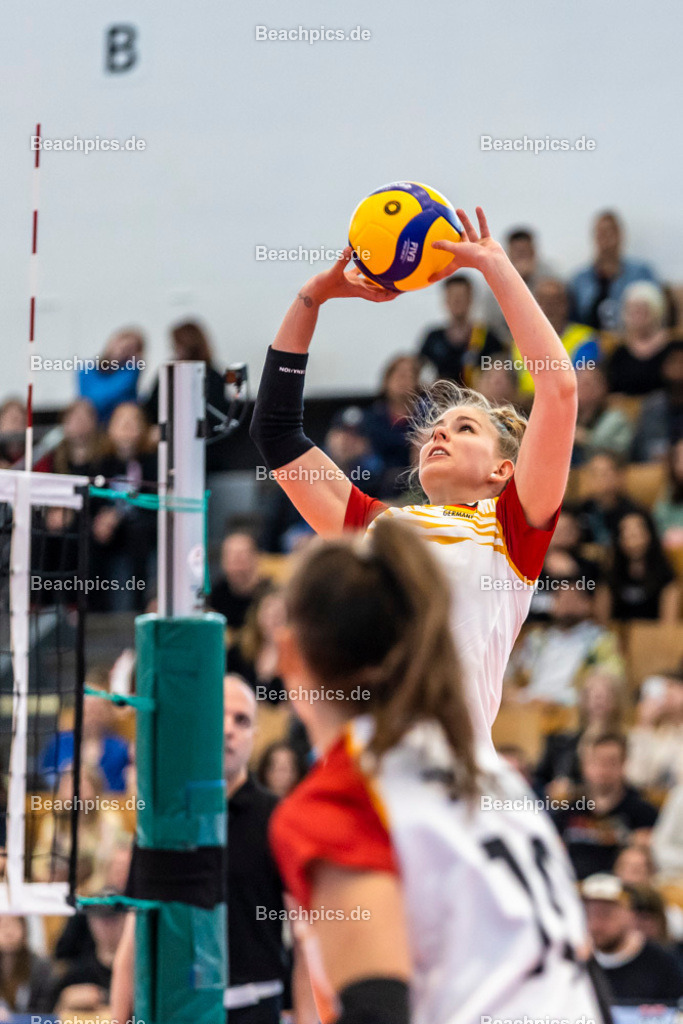 2023-00070858-Freundschaftsspiel-Deutschland-Ukraine | Zuspiel Pia KÄSTNER GER 20.05.2023; Berlin Foto: Gerold Rebsch - www.beachpics.de
