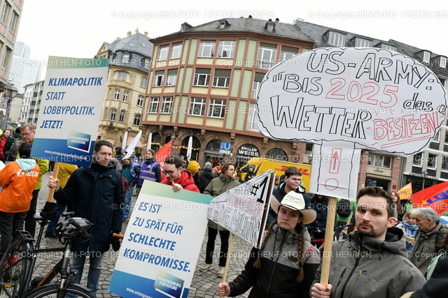 20240301-_8503202-streik-oepnv-HEN-FOTO | 01.03.2024 Bundesweiter gemeinsamer Streiktag mit FRIDAYS FOR FUTURE nach Aufruf von der Gewerkschaft VERDI für Fahrer:innen kommunaler Betriebe im ÖPNV. In Frankfurt fahren am 1. und 2. März 2024 keine U-Bahnen und keine Straßenbahnen hier Kundgebung WIR FAHREN ZUSAMMEN auf dem Römerberg (Foto: Peter Henrich) - Realisiert mit Pictrs.com