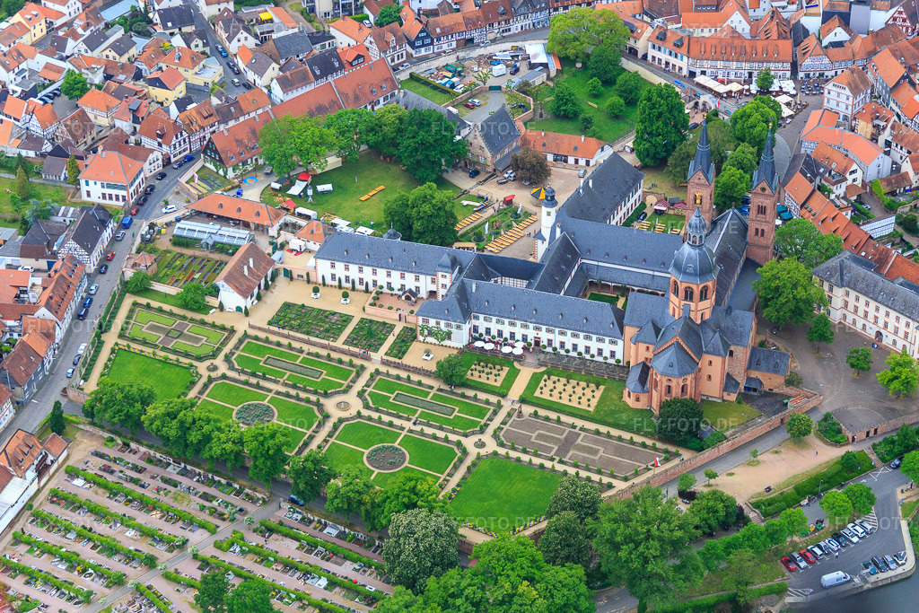 Luftbild: Kloster Seligenstadt in Seligenstadt im Bundesland Hessen in Deutschland. Foto: IMG_088885.jpg vom 20.05.2016 durch Werner Riehm/FLY-FOTO.deLogo der Staatlichen Schlösser und Gärten Hessen - zur