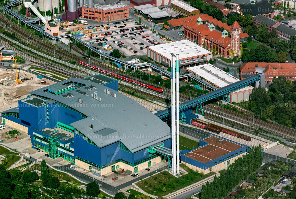 2421055 | NüRNBERG 21.08.2021 Kraftwerksanlagen der MVA Müll- und Abfallverbrennungsanlage Hintere Marktstraße in Nürnberg im Bundesland Bayern, Deutschland. Weiterführende Informationen bei: Stadt Nürnberg. // Power plants and exhaust towers of Waste incineration plant station Hintere Marktstrasse in Nuremberg in the state Bavaria, Germany. Further information at: Stadt Nuernberg. Foto: Gerhard Launer