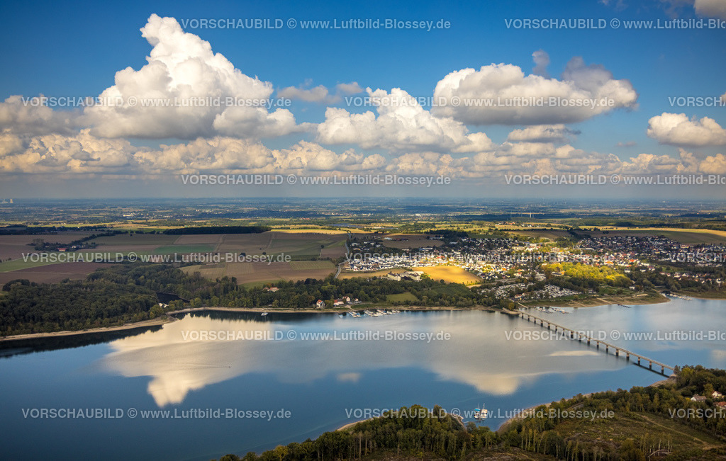 Moehnesee220902282 | Luftbild, Fernsicht und blauer Himmel mit Wolken,  Spiegelung der Wolken im Delecker Becken an der Körbecker Brücke, Delecke, Möhnesee, Sauerland, Nordrhein-Westfalen, Deutschland