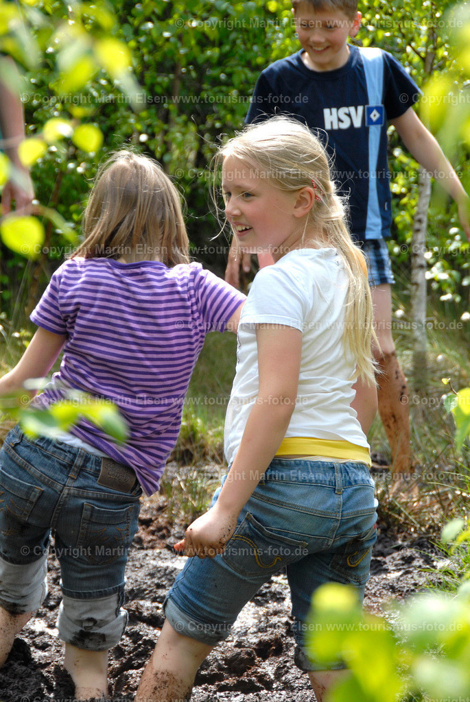 Moorkieker_DSC01 (167) | Aschhorn Drochtersen - Aufnahmedatum: 10.05.2009, Aufnahmehöhe:  m, Koordinaten:  - , Bildgröße: 2592 x  3872 Pixel - Copyright 2009 by Martin Elsen, Kontakt: Tel.: +49 157 74581206, E-Mail: info@schoenes-foto.deSchlagwörter: Moorkieker,Aschorner Moor,,Torfabbau, Wollgras,Torf,Fahrt,Zuf,Wagen,See,Wasser,Kinder,Landschaft, - Realisiert mit Pictrs.com