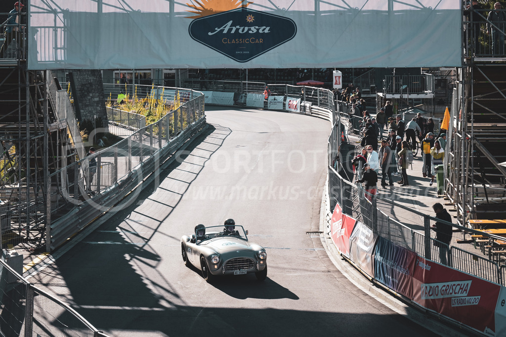 21. Arosa ClassicCar 2025 - 6. =September= 2025 | Jürg Kohler aus Oftringen (SUI) in einem Bristol AC ACE aus dem Jahre 1957 mit Startnummer 238 am Arosa ClassicCar 2025 in der Kategorie Classic Trophy..@arosaclassiccar, @arosa.official, #arosaclassiccar, #arosa, #76curves, #classiccarBild: Sportfotografie Markus Aeschimann | www.markus-aeschimann.ch - Realisiert mit Pictrs.com