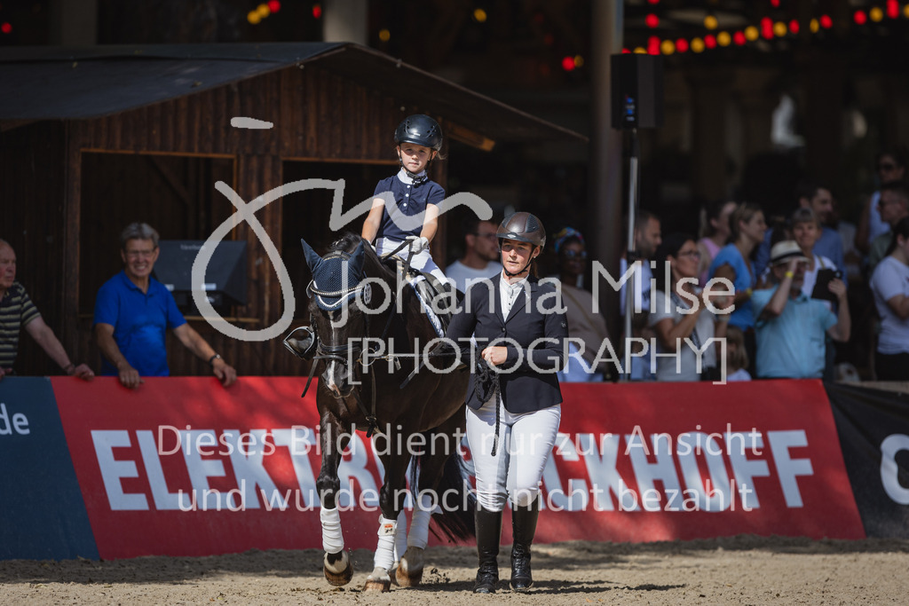 230910_OWLCh_Führzügel-138 | Deine schönsten Turniermomente als professionelle Fotos! Entdecke hochwertige Pferdesport-Fotografie im Online-Shop. Jetzt Fotos finden & bestellen!