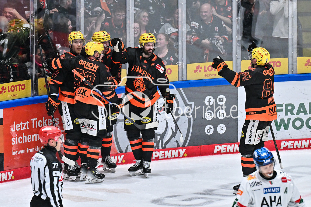 Löwen Frankfurt - Augsburger Panther | FRANKFURT, GERMANY - 19. DECEMBER: Jubel der Frankfurter nach dem Treffer zum 3-2 durch Matthew WEDMAN (Löwen Frankfurt 67) / Tor / Torschuetze / Freude / Happy während dem Match zwischen den Löwen Frankfurt und den Augsburger Panthern am 29. Spieltag der Penny DEL in der Eissporthalle Frankfurt