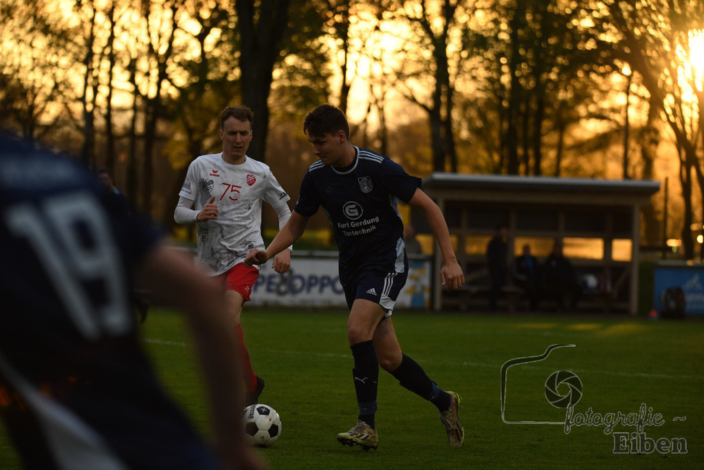 SV Eintracht Wiefelstede-VFL Bad Zwischenahn | Herren Kreisliga; SV Eintracht Wiefelstede (weiß)-VFL Bad Zwischenahn (blau) am 09.04.2024; in Wiefelstede (Sportanlage Am Breeden), Photo: Philip Eiben 2024 - Realisiert mit Pictrs.com