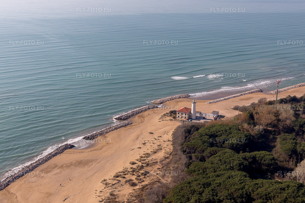Vue aérienne: Vue de la ville à Lignano Riviera dans le département Frioul-Vénétie Julienne, Italie. Photo: IMG_098019.jpg prise le 03/04/2017 par Werner Riehm/FLY-FOTO.eu – Résolution de l'original: 4936 x 3290 px