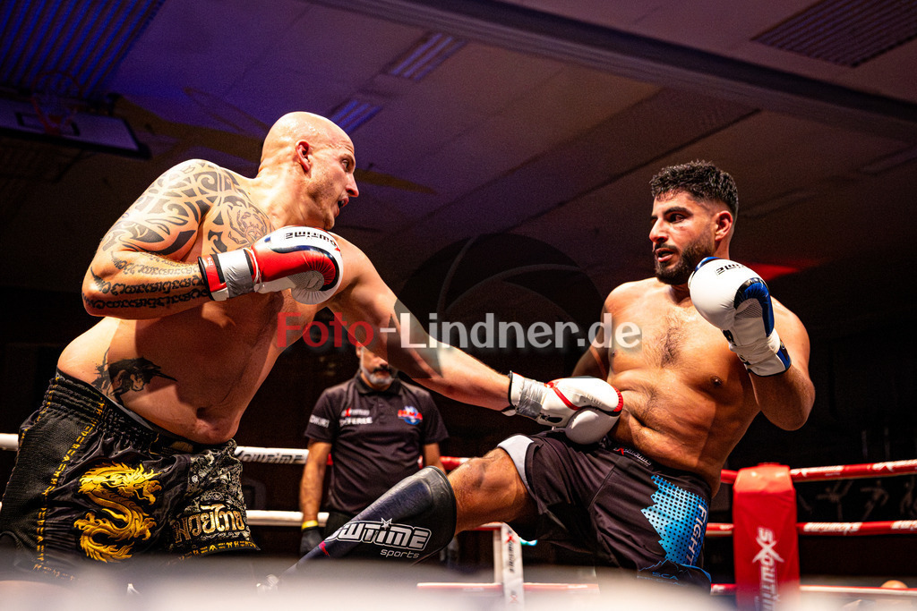 Daniell Sengül (Sportclub Allgäu) blau gegen Niklas Haeggberg (Kampfsport Kosaric) rot | MFA Fight Night K1 +91kg Kampf 10, Daniell Sengül (Sportclub Allgäu) blau gegen Niklas Haeggberg (Kampfsport Kosaric) rot, 20251108,,2025-11-08 in Penzberg (Wellenberghalle Penzberg), Copyright: WolfgangxLindner www.foto-lindner.de