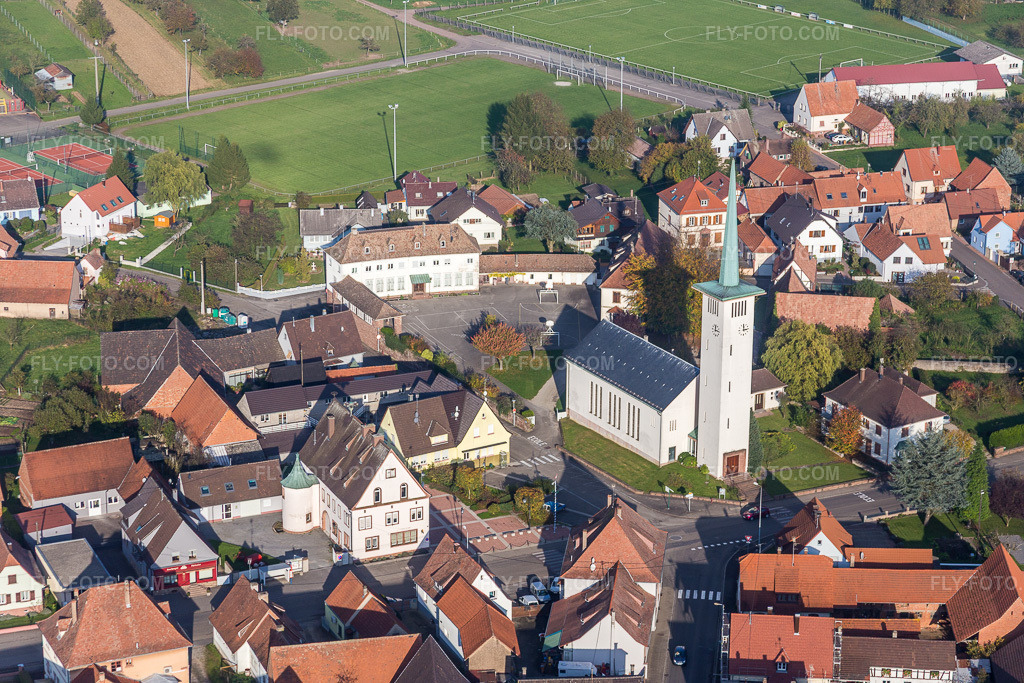 Aerial view: Protestant Church of Rittershoffen in Rittershoffen in the state Bas-Rhin, France. – Photo: IMG_075616.jpg taken on 11/01/2014 by Werner Riehm/FLY-FOTO.com – Resolution of the original: 5472 x 3648 px