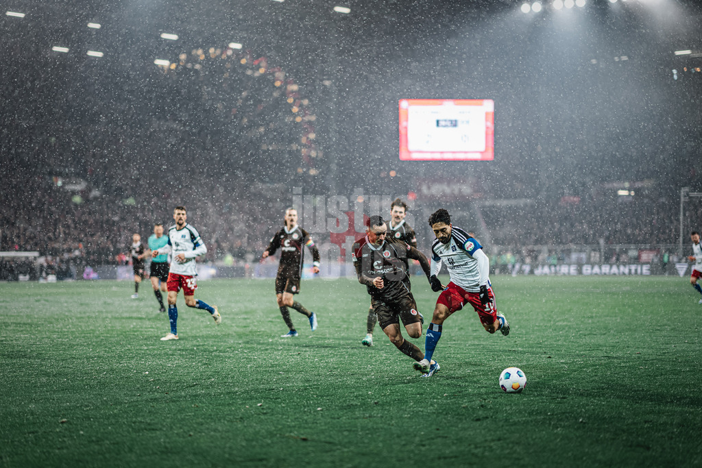 Fußball | Männer | Saison 2023/2024 | 2. Fußball-Bundesliga | 15. Spieltag | FC St. Pauli vs. Hamburger SV | 01.12.2023 | Immanuel Pherai (#10, HSV) in Ballbesitz, Manolis Saliakas (#2, FC St. Pauli) versucht ihn zu stoppen