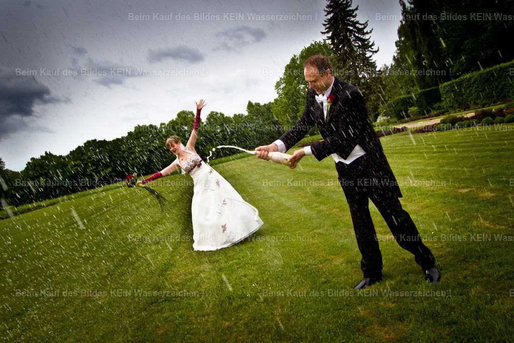 Fotograf Hochzeit Magdeburg Hochzeitsfotos 2013_Hochzeit Braune -8163-2 | Hochzeiten bestehen aus Erinnerungen--- Wenn man über zwanzig Jahre lang hunderte Brautpaare begleitet, bleiben nicht nur Fotos, sondern unzählige Geschichten im Gedächtnis. Eine Aussage habe ich dabei nie vergessen: „Eine Hochzeit ohne Steffen ist keine richtige Hochzeit.“Solche Worte waren für mich immer das größte Kompliment. Sie zeigten mir, dass ich für viele Brautpaare weit mehr war als nur der Fotograf. Ich durfte ihren Tag begleiten und wurde für viele Stunden ein Teil ihrer Hochzeitsgesellschaft.--- Schmunzeln muss ich auch heute noch über ein Brautpaar, welches begeistert auf seine Bilder schaute und sagte: „Oh, das Foto sieht ja aus, als wenn das ein richtiger Fotograf gemacht hat.“ Ich musste lachen und dachte nur: „Das hoffe ich doch – schließlich bin ich genau das.“--- Eine meiner liebsten Erinnerungen verbindet mich mit Sandro und Heidi. Aus Respekt habe ich bei Hochzeiten grundsätzlich nie einfach am Buffet gegessen. Ich wartete immer darauf, dass mich das Brautpaar persönlich dazu einlud. Für die beiden war es selbstverständlich, dass ich mitesse – deshalb sagten sie nichts. Für mich war es selbstverständlich zu warten – deshalb aß ich nichts. Gegen Abend merkte ich, wie mir langsam die Energie ausging und ich einem echten Zuckerschock ziemlich nahe kam. --- Jahre später heiratete Sandros Bruder Marco. Kaum war ich dort angekommen, begann das große Schmunzeln. Immer wieder kam ein Familienmitglied auf mich zu und fragte augenzwinkernd: „Herr Lehmann, haben Sie schon etwas gegessen?“Dieser Running Gag zog sich durch den ganzen Tag und sorgte immer wieder für herzhaftes Gelächter.--- Genau solche Momente kann man nicht planen. Sie entstehen einfach – und vielleicht sind es genau diese kleinen Geschichten, die meine Zeit als Hochzeitsfotograf bis heute so unvergesslich machen. Wenn ich daran zurückdenke, erinnere ich mich nicht nur an schöne Fotos, sondern vor allem an die Herzlichkeit, den Humor und die Menschen, denen ich auf meinem Weg begegnen durfte. Danke Euch allen... insbesondere Inga, Sandro und Marco - Realisiert mit Pictrs.com