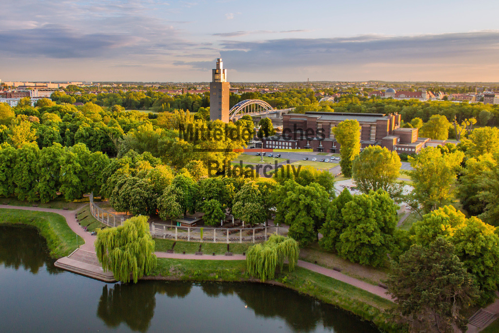 Luftbild Magdeburg Adolf-Mittag-See Blick Stadthalle abends-2211 | Adolf-Mittag See und Aussichtsturm Magdeburg - Realisiert mit Pictrs.com