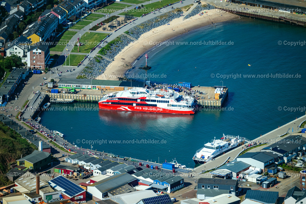 Helgoland_Halunder_Jet_FRS_Fähren_ELS_3928280824 | HELGOLAND 28.08.2024 Im Hafen ankerndes und festgemachtes Fährschiff " Katamaran FRS Halunder Jet " an der Straße Am Südstrand in Helgoland im Bundesland Schleswig-Holstein, Deutschland. // Anchored and moored ferry in the harbor " Katamaran FRS Halunder Jet " on street Am Suedstrand in Helgoland in the state Schleswig-Holstein, Germany. Foto: Martin Elsen