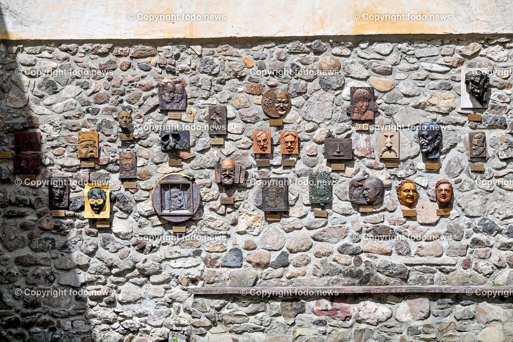 Slowakei_ Banskobystricky kraj_ Kremnica_ 23.04.2025-32 | 23.04.2025, Slowakei, SVK, Banskobystrický kraj, Kremnica, im Bild Kremnica ist eine Stadt und ehemalige Bergstadt in der Mittelslowakei, Stadtansichten, Themenbilder, Sehenswuerdigkeiten, Historische Gebauede, Kitschmuseum, Wand der beruehmten Nasen