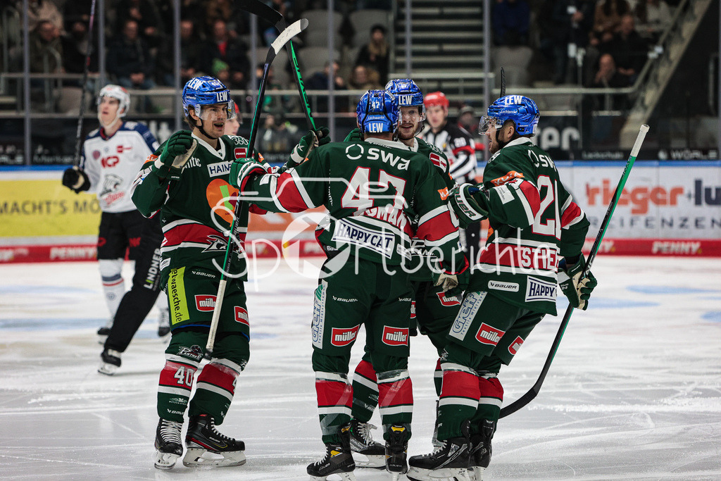 Augsburger Panther - Nuernberg ICE Tigers | Jubelnde Panther nach dem Treffer zum 2-1 durch Wade BERGMAN (AEV #47)