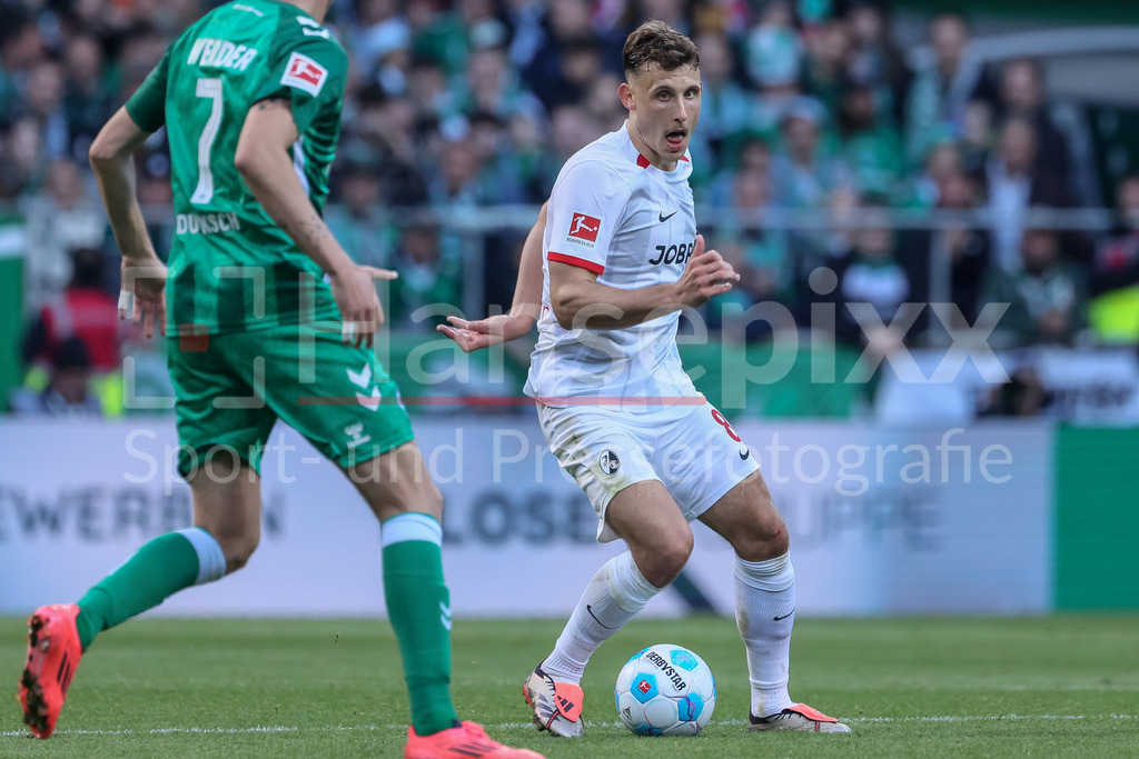 Fussball, Bundesliga, SV Werder Bremen - SC Freiburg | v.li.: Maximilian Eggestein (SC Freiburg, 8) am Ball, Einzelbild, Ganzkörper, Aktion, Action, Spielszene, DIE DFL-RICHTLINIEN UNTERSAGEN JEGLICHE NUTZUNG VON FOTOS ALS SEQUENZBILDER UND/ODER VIDEOÄHNLICHE FOTOSTRECKEN. DFL REGULATIONS PROHIBIT ANY USE OF PHOTOGRAPHS AS IMAGE SEQUENCES AND/OR QUASI-VIDEO.