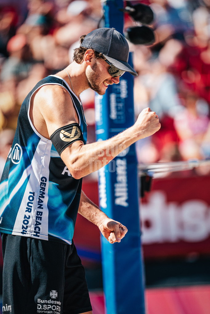 Beachvolleyball | Männer | Allianz German Beach Tour 2024 | Tourstop Kühlungsborn | 11.08.2024 | Paul Henning jubelt ballt die Faust freut sich