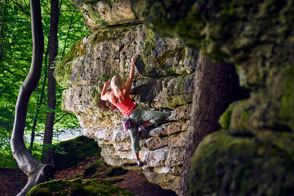 CS-160528-0109-1 | Anna Laitinen bouldert im Frankenjura