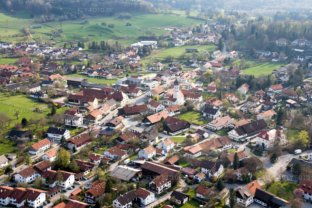 Luftbild: Ortsansicht der Straßen und Häuser der Wohngebiete im Ortsteil Erling in Andechs im Bundesland Bayern in Deutschland. – Foto: IMG_17914.jpg vom 15.04.2009 durch Werner Riehm/FLY-FOTO.de – Auflösung des Originals: 3982 x 2655 px