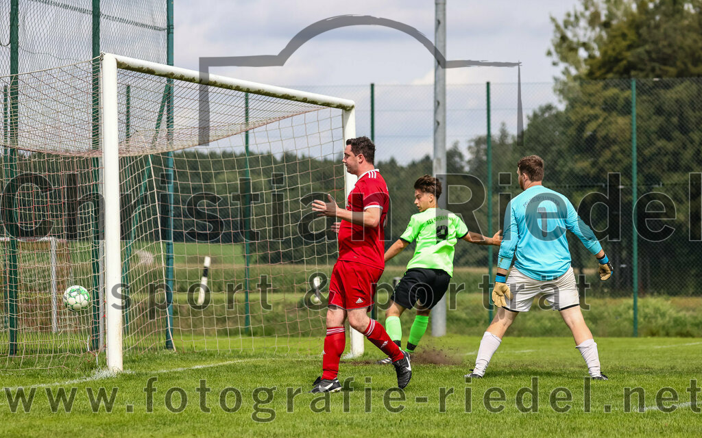 2023-09-03_024_TSV_Oberpframmern_II_gegen_TSV_Hohenbrunn_II | Oberpframmern, Deutschland, 03.09.2023:
Fußball, B-Klasse 2023 / 2024, 3. Spieltag, TSV Oberpframmern II gegen TSV Hohenbrunn II, Endergebnis: 0:2

Benjamin Hintze (TSV Oberpframmern, #3), Maik Barkic (TSV Hohenbrunn, #9), Torwart Andreas Kronester (TSV Oberpframmern, #1)

Foto: Christian Riedel / fotografie-riedel.net