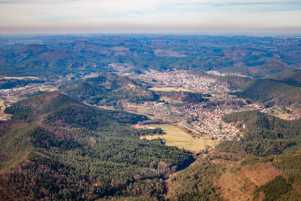 Luftbild: Erfweiler und Dahn von Osten in Dahn im Bundesland Rheinland-Pfalz in Deutschland. Foto: IMG_38396.jpg vom 20.03.2011 durch Werner Riehm/FLY-FOTO.de