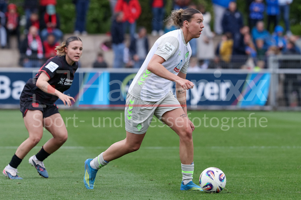 Fussball, Google Pixel Frauen-Bundesliga, Bayer 04 Leverkusen - SV Werder Bremen | Larissa Mühlhaus (SV Werder Bremen, 7) am Ball, Einzelbild, Ganzkörper, Aktion, Action, Spielszene, DIE DFB-RICHTLINIEN UNTERSAGEN JEGLICHE NUTZUNG VON FOTOS ALS SEQUENZBILDER UND/ODER VIDEOÄHNLICHE FOTOSTRECKEN. DFB REGULATIONS PROHIBIT ANY USE OF PHOTOGRAPHS AS IMAGE SEQUENCES AND/OR QUASI-VIDEO.