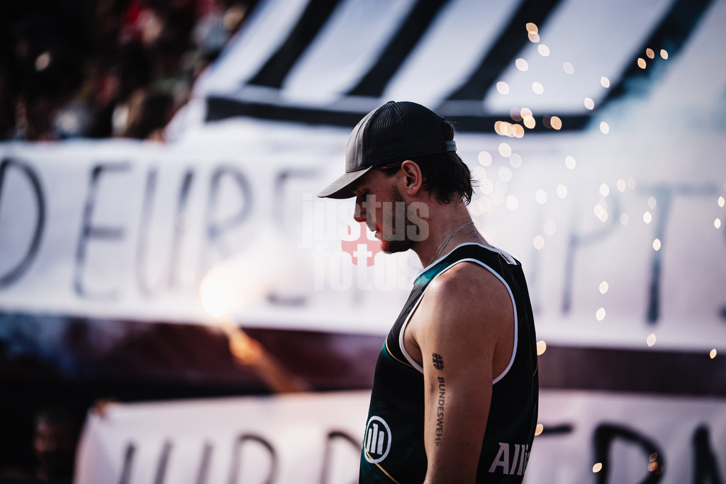 Beachvolleyball | Männer | Allianz German Beach Tour 2025 | Tourstop München | 13.07.2025 | Paul Henning beim Einlauf in das Stadion
