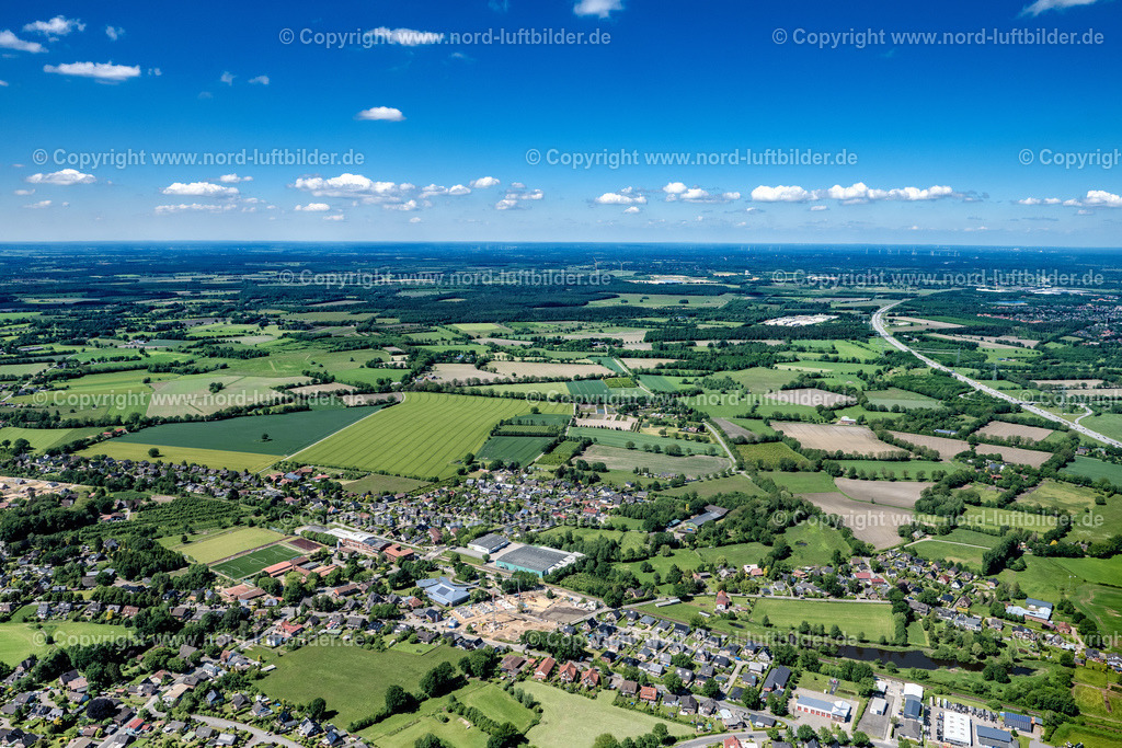 Alveslohe_ELS_7510030622 | ALVESLOHE 03.06.2022 Ortsansicht am Rande von landwirtschaftlichen Feldern und Nutzflächen in Alveslohe im Bundesland Schleswig-Holstein, Deutschland. // Village view on the edge of agricultural fields and land in Alveslohe in the state Schleswig-Holstein, Germany. Foto: Martin Elsen