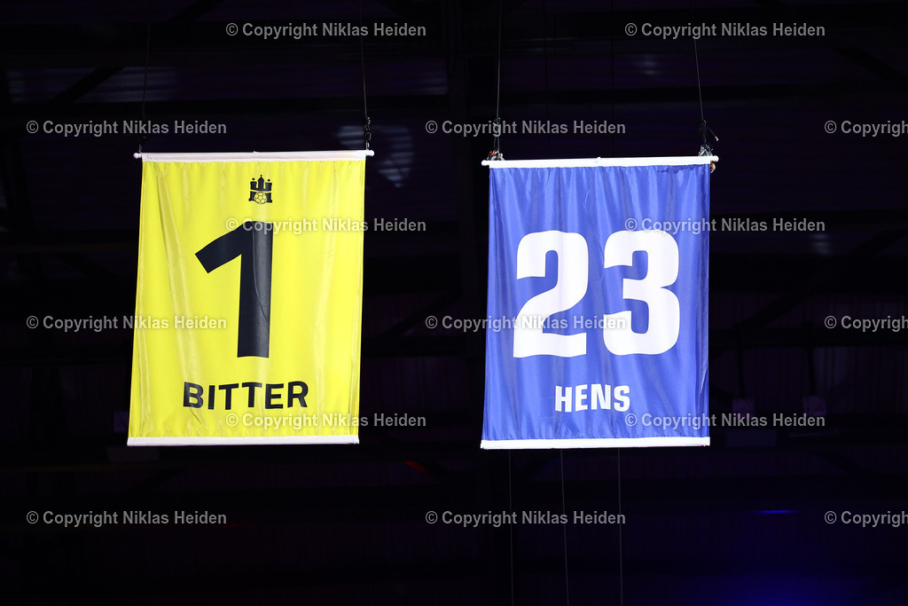NH_TeamBitter_TeamPommes_AbschiedsspielEinsNoch_10042025 | Die Trikots von Johannes Bitter und Pascal Pommes Hens wurden an das Hallendach gezogen.Handball I Herren I Abschiedsspiel "Eins noch" I Pascal "Pommes" Hens und Johannes Bitter I 10.04.2025 I Barclays Arena