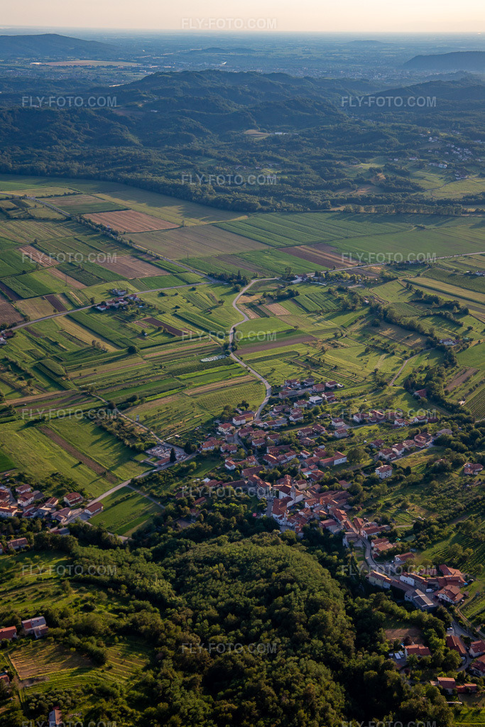 Aerial view: View of the town in the district Ozeljan in Nova Gorica in the state Slovenia, Slovenia. – Photo: IMG_137531.jpg taken on 07/14/2023 by Werner Riehm/FLY-FOTO.com – Resolution of the original: 3648 x 5472 px