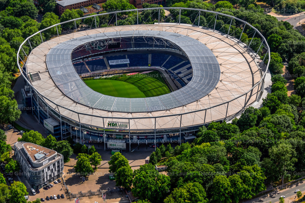 4031015 | HANNOVER 02.06.2020 Stadion der HDI Arena an der Robert-Enke-Straße im Stadtteil Calenberger Neustadt von Hannover in Niedersachsen. Weiterführende Informationen bei: HDI Versicherung AG,  Hannover 96 Sales &amp; Service GmbH &amp; CO.KG,  SCHULITZ Architekten GmbH,  SEH Engineering GmbH,  Wayss &amp; Freytag Ingenieurbau AG. // HDI Arena stadium in Calenberger Neustadt district of Hanover, in Lower Saxony. Further information at: HDI Versicherung AG,  Hannover 96 Sales &amp; Service GmbH &amp; CO.KG,  SCHULITZ Architekten GmbH,  SEH Engineering GmbH,  Wayss &amp; Freytag Ingenieurbau AG. Foto: Gerhard Launer