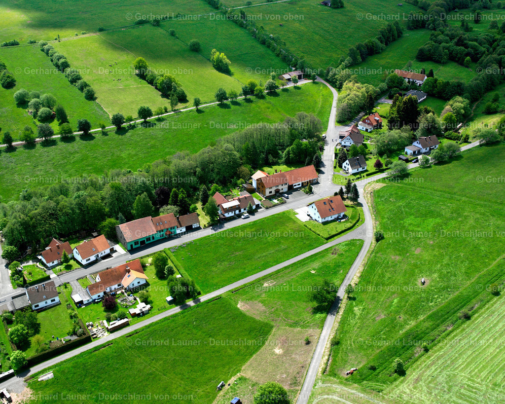 2614054 | EICHELHAIN 09.06.2006 Landwirtschaftliche Nutzflächen und Feldgrenzen  umsäumen das Siedlungsgebiet des Dorfes in Eichelhain im Bundesland Hessen, Deutschland // Agricultural land and field boundaries surround the settlement area of the village  in Eichelhain in the state Hesse, Germany Foto: Gerhard Launer