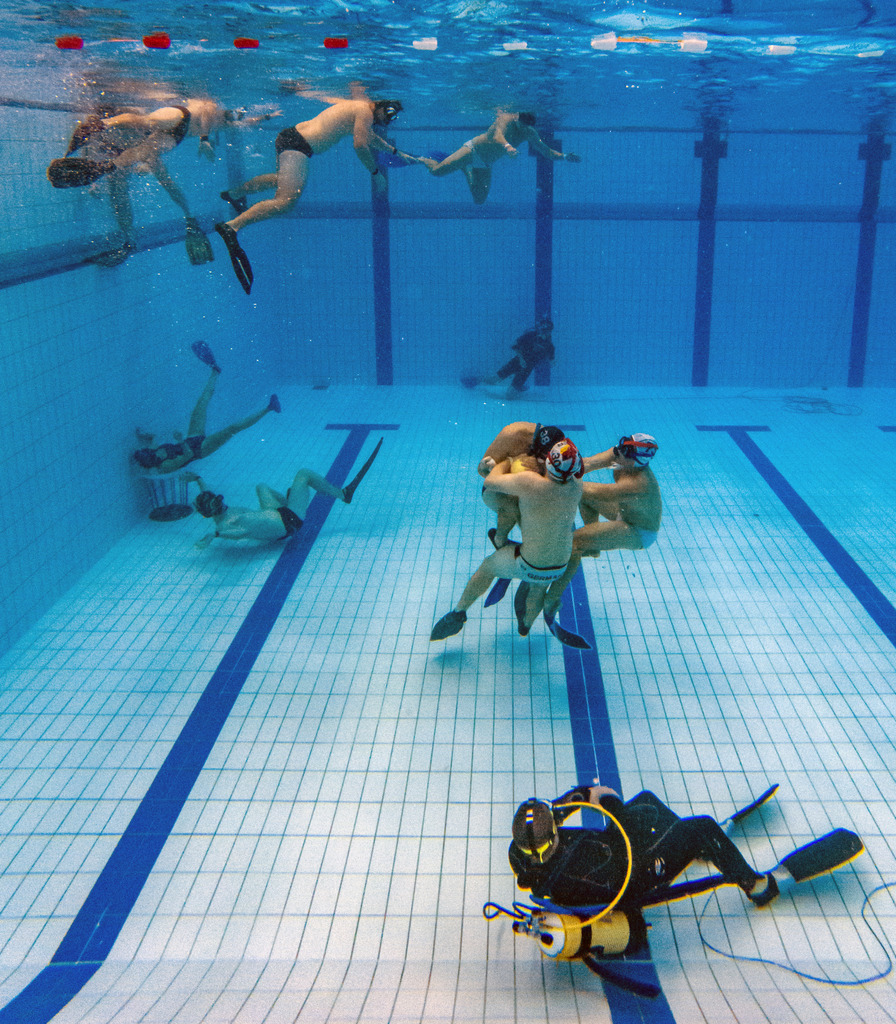 1. Spieltag Bundesliga Süd 2022/2023 | Kampf um den mit Salzwasser gefüllten Spielball im Spiel Bamberg (weiß) gegen Pößneck in (blau). Der Unterwasser-Schiedsrichter im Vordergrund überwacht den Kampf auf Regelkonformität.  - Realisiert mit Pictrs.com