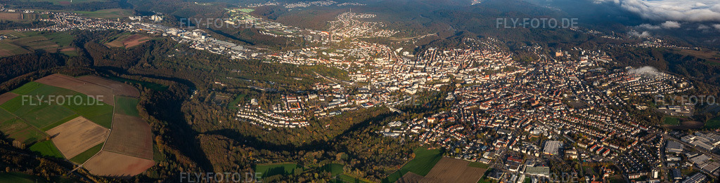 Luftbild: Stadtübersicht aus Westen im Ortsteil Winzeln in Pirmasens im Bundesland Rheinland-Pfalz in Deutschland. Foto: IMG_143800-Pano.jpg vom 26.10.2024 durch Werner Riehm/FLY-FOTO.deAuflösung des Originals: 13115 x 3341 px