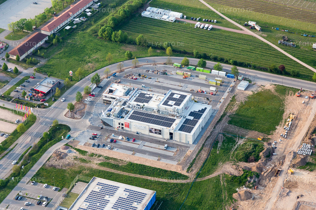 Luftbild: Cineplex in Neustadt an der Weinstraße im Bundesland Rheinland-Pfalz in Deutschland. Foto: IMG_106720.jpg vom 21.04.2018 durch Werner Riehm/FLY-FOTO.de