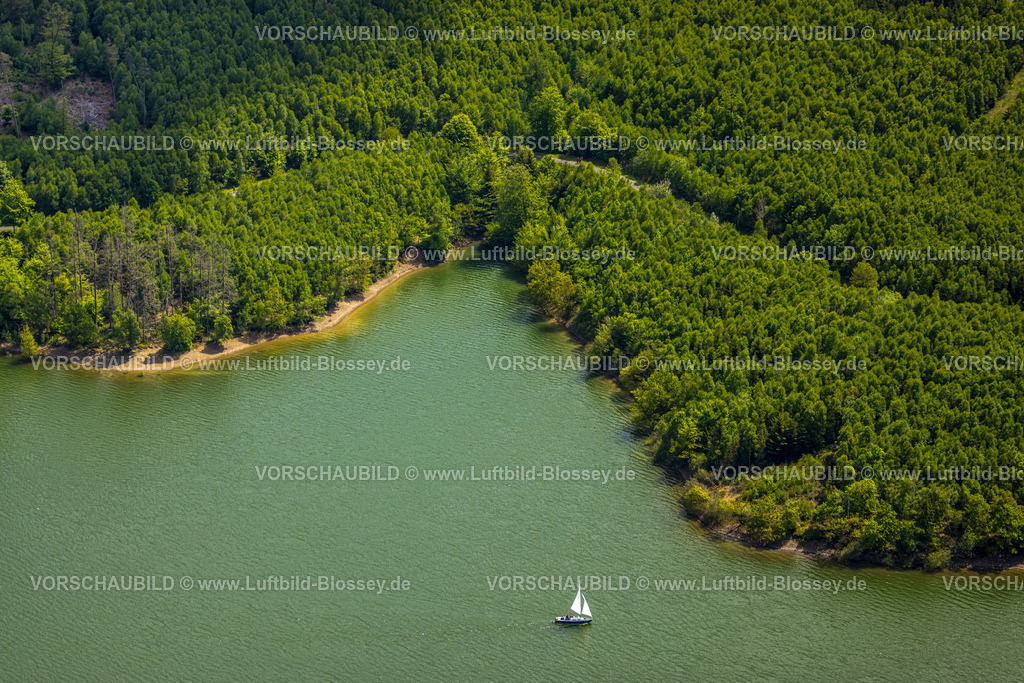 Sundern230504645Langscheid | Luftbild, Segelboot am bewaldeten Ostufer auf dem Sorpesee, Langscheid, Sundern, Sauerland, Nordrhein-Westfalen, Deutschland