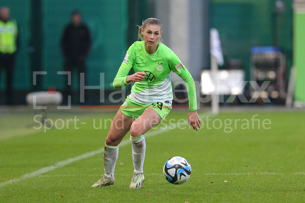 Fussball, Google Pixel Frauen-Bundesliga, VfL Wolfsburg - MSV Duisburg | v.li.: Jule Brand (VfL Wolfsburg, 29) am Ball, Freisteller, Einzelbild, Ganzkörper, Aktion, Action, Spielszene, DIE DFB-RICHTLINIEN UNTERSAGEN JEGLICHE NUTZUNG VON FOTOS ALS SEQUENZBILDER UND/ODER VIDEOÄHNLICHE FOTOSTRECKEN. DFB REGULATIONS PROHIBIT ANY USE OF PHOTOGRAPHS AS IMAGE SEQUENCES AND/OR QUASI-VIDEO.