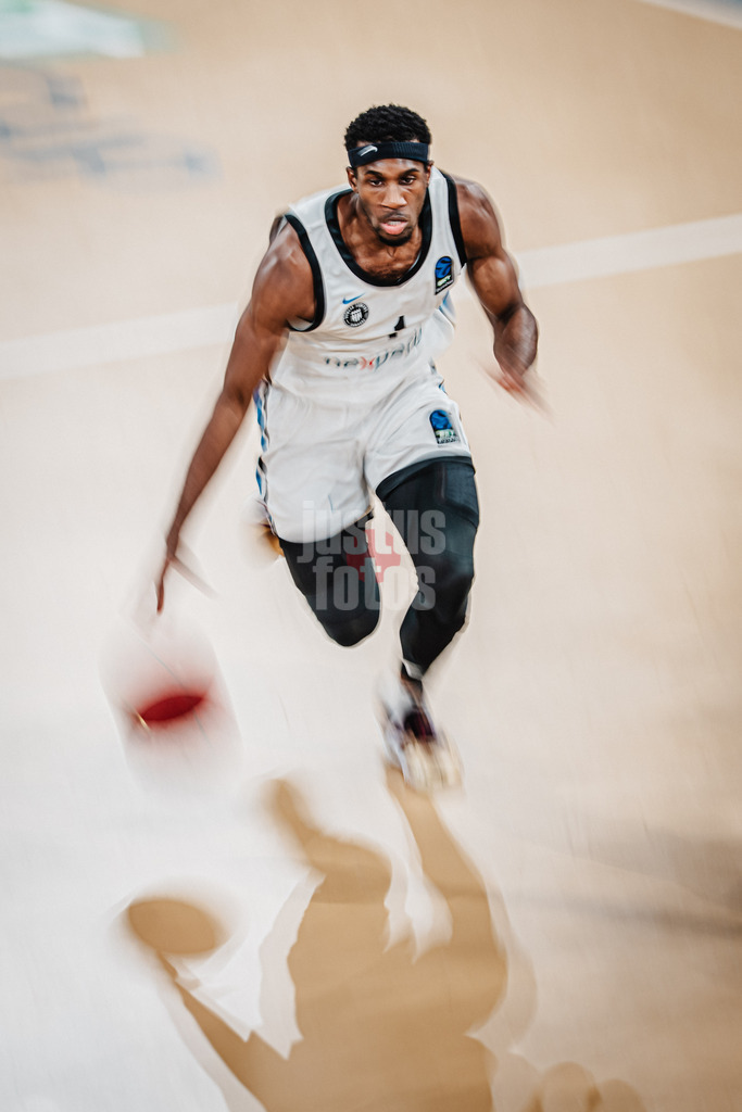 Basketball | Männer | Saison 2025/2026 | BKT EuroCup | Veolia Towers Hamburg vs. Bahcesehir College Istanbul | 14.10.2025 | Carlos Stewart Jr. (#1, Veolia Towers Hamburg) langzeitbelichtung