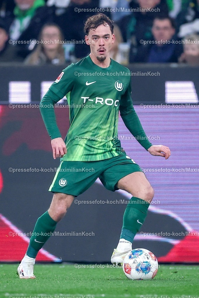 BMG13122502081 | 13.12.2025, Fußball, Borussia Mönchengladbach - VfL Wolfsburg, 1. Fußball Bundesliga, 14.Spieltag, Borussia-Park, Saison 2025 2026: Aaron Zehnter&nbsp;(VfL Wolfsburg #25)  DFB regulations prohibit any use of photographs as image sequences and or quasi-video.