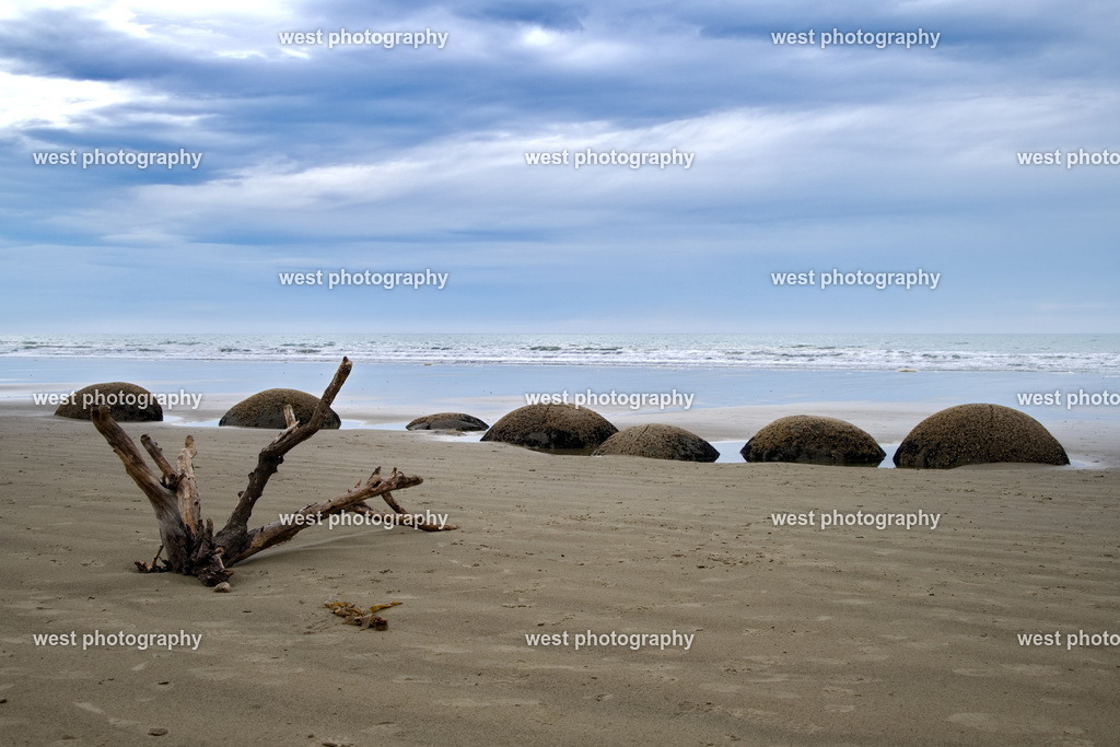 Moeraki Boulders 3 - NLZ 2024 | west photography - Realisiert mit Pictrs.com