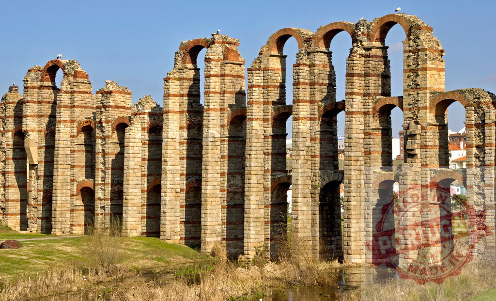 Acueducto de los Milagros Roman aqueduct ruins in Merida, Spain. Extremdura - Spain | Acueducto de los Milagros, ancient Roman aqueduct structure spanning over water and land - Realisiert mit Pictrs.com