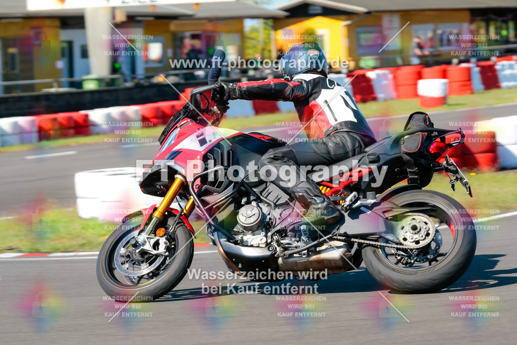 Moto-TeamOBK-21505 | Hier findet Ihr Bilder von Touristenfahrten auf der Nürburgring Nordschleife oder von anderen Veranstaltungen die ich besucht habe. Viel Spass beim Durch Schauen 