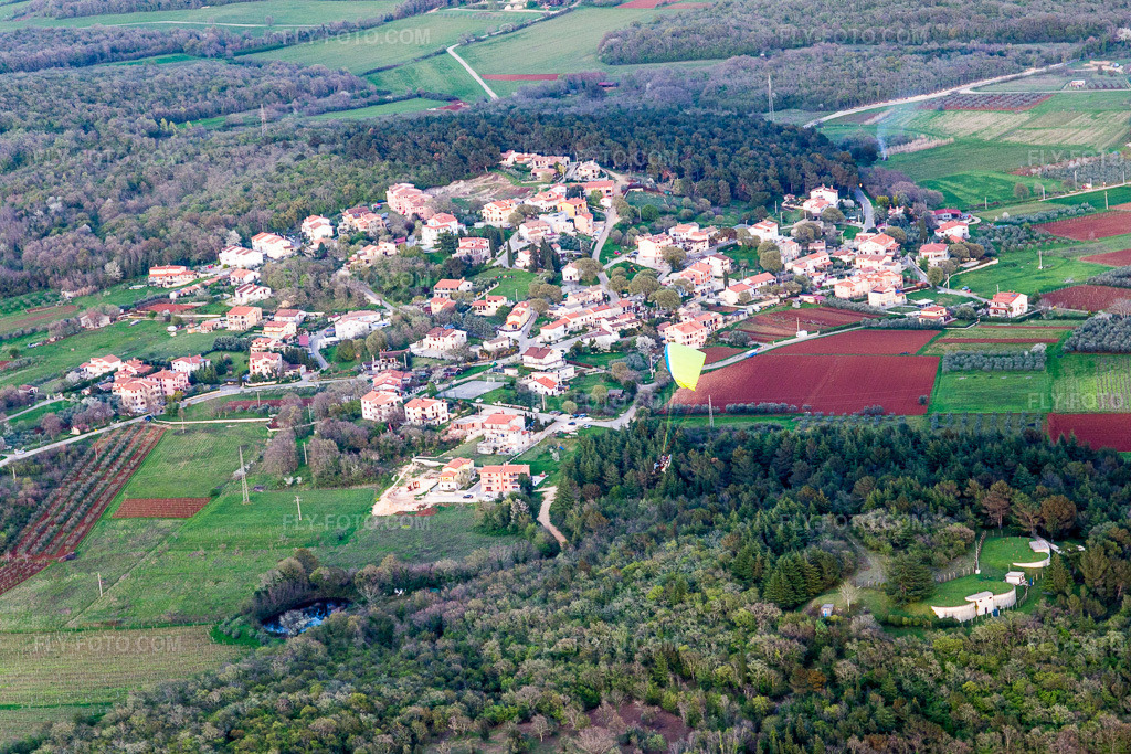 Aerial view: View of the town in Mugeba in the state Gespanschaft Istrien, Croatia.Photo: IMG_106418.jpg taken on 04/14/2018 by Werner Riehm/FLY-FOTO.comResolution of the original: 5472 x 3648 px