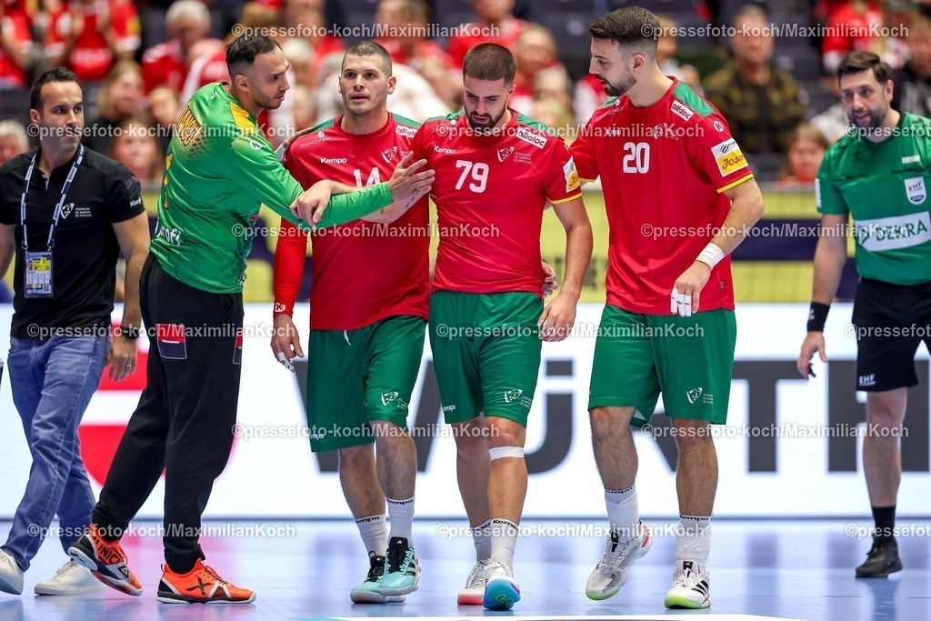 EHF16012601122 | 16.01.2026, Handball, Men's EHF EURO 2026, Portugal - Rumänien, Jyske Bank Boxen in Herning, Dänemark, Preliminary Round:  Martim Mota Costa (Portugal #79)  wird von  Rui Sousa Martins Silva (Portugal #14) und  Miguel Jose Soares Neves (Portugal #20) verletzt Schmerzen vom Spielfeld begleitet 