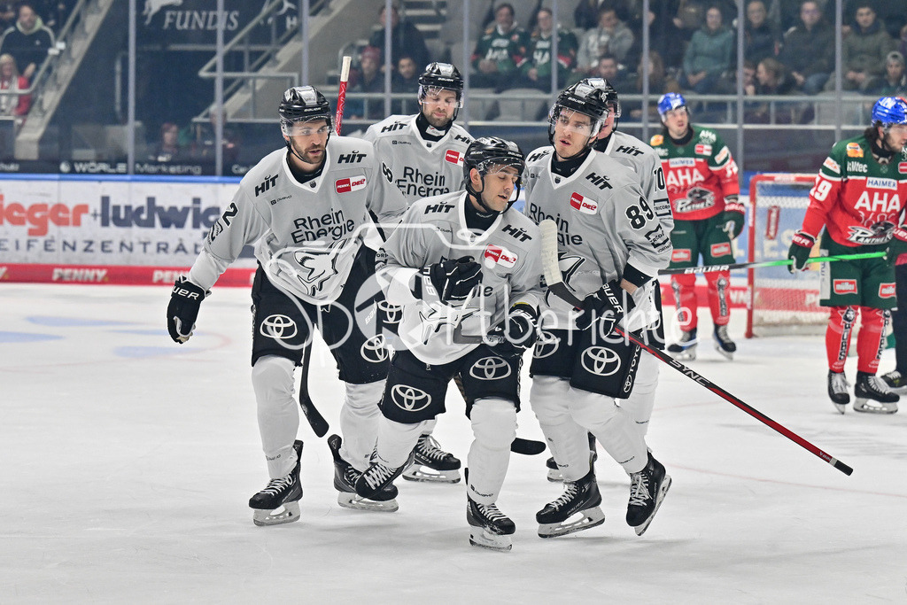Augsburger Panther - Kölner Haie | Jubel der Gaeste nach dem Treffer zum 0-1 durch Nicholas BAILEN (Koelner Haie #7) / Freude / Happy / Tor / Torschuetze / DEL: Augsburger Panther - Kölner Haie, Curt Frenzel Stadion am 29.09.2024